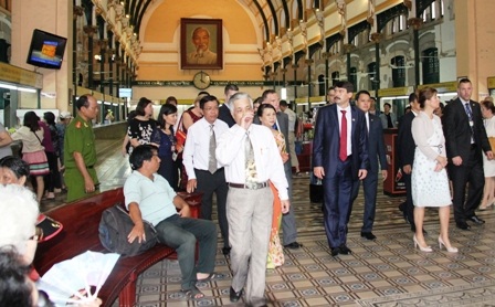 Tổng thống Hungary và đoàn dạo thăm Bưu điện Thành phố.