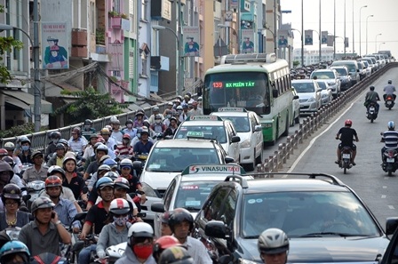 Các phương tiện ùn ứ trên cầu Kênh Tẻ