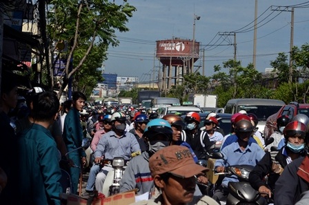 Đường Nguyễn Tất Thành kẹt xe kéo dài