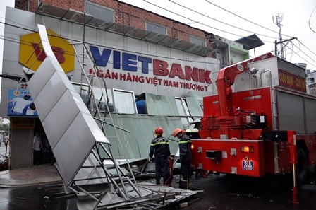 Đến 18h cùng ngày, công tác thu dọn hiện trường vẫn đang diễn ra