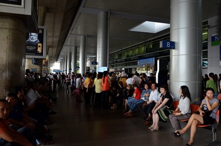 Các dãy ghế chờ chật kín người