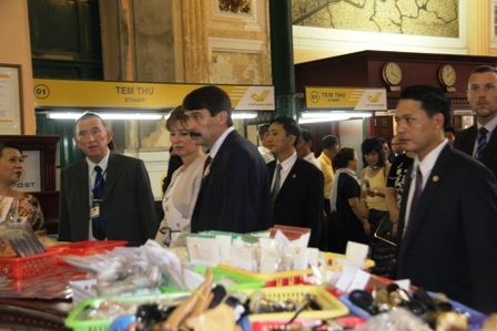 Tổng thống Hungary và đoàn dạo thăm Bưu điện Thành phố.