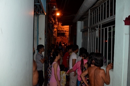 Hàng trăm người dân vây kín con hẻm 166 theo dõi vụ việc