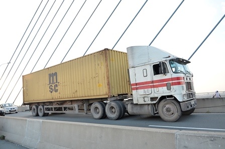 Chiếc xe đầu kéo gây tai nạn trên cầu Phú Mỹ