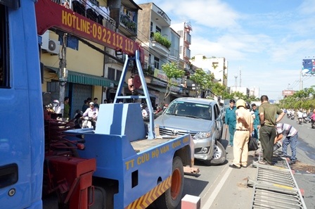 Đến 9h 30, chiếc xe được kéo đi.