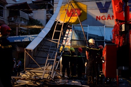 Đến 18h cùng ngày, công tác thu dọn hiện trường vẫn đang diễn ra