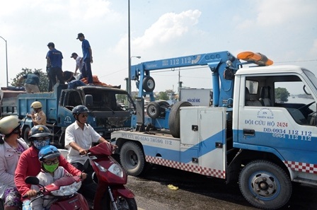 Đến 11h, xe cứu hộ đã có mặt kéo xe tải đi.