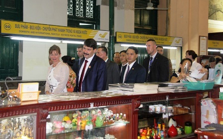 Tổng thống Hungary và đoàn dạo thăm Bưu điện Thành phố.