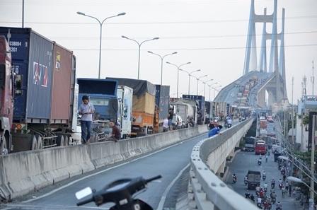 Sự cố xe đầu kéo đâm dải phân cách gây kẹt xe trên cầu Phú Mỹ