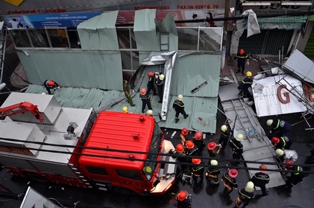 Biển hiệu đổ sập chiếm gần hết đường Phạm Văn Hai