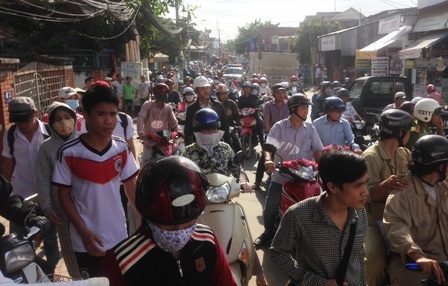 Hàng trăm người dân khâm phục biện pháp nghiệp vụ chuyên nghiệp của lực lượng công an.