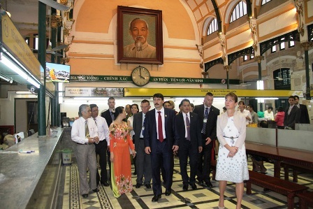 Tổng thống Hungary và đoàn dạo thăm Bưu điện Thành phố.