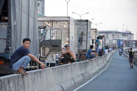 Do tình trạng kẹt xe kéo dài quá lâu khiến tài xế bỏ xe đi ra ngoài