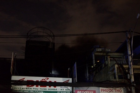 Khói vẫn bốc lên nghi ngút từ trong các cửa hàng buôn bán phụ tùng xe gắn máy