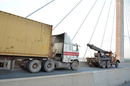 Đến gần 17h, chiếc xe gây tai nạn được kéo đi