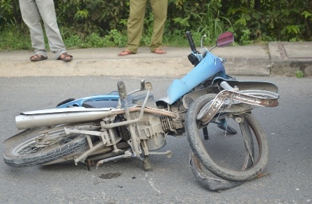Chiếc xe máy của nạn nhân nát bét sau khi găm vào xe buýt