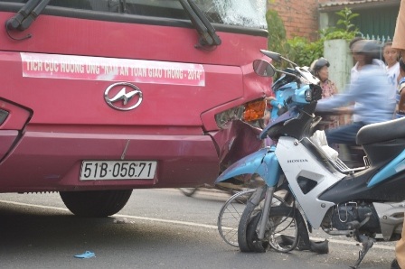 Chiếc xe máy của nạn nhân nát bét sau khi găm vào xe buýt