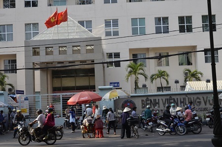 Cổng Bệnh viện Hùng Vương nơi vợ chồng Phong, Phượng tranh giành chỗ bán hàng với em gái