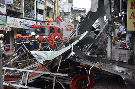 Lực lượng chức năng có mặt để thu dọn hiện trường