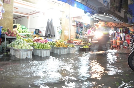Nhiều khu chợ bị nước thối tấn công