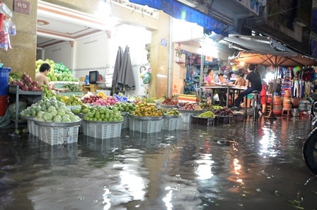 Buôn bán trong cảnh ngập nước