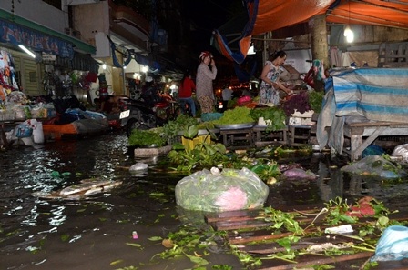 Rác thải và hàng hóa xen lẫn nhau