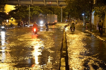 Triều cường gây ngập nhiều tuyến đường tại TPHCM