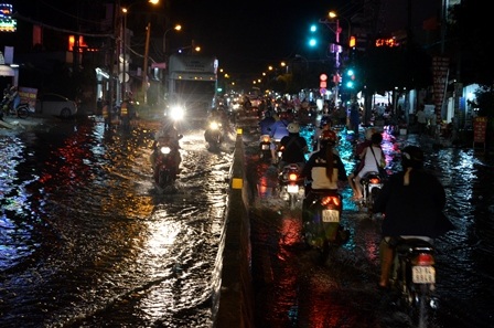 Đường Huỳnh Tấn Phát cũng ngập nặng