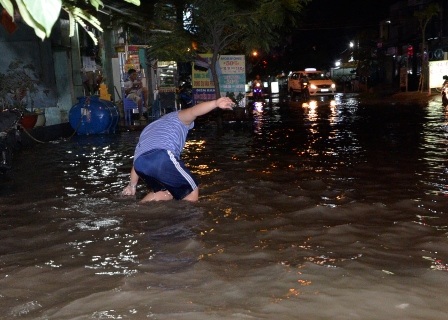 Một người dân sụp hố ga té ngã