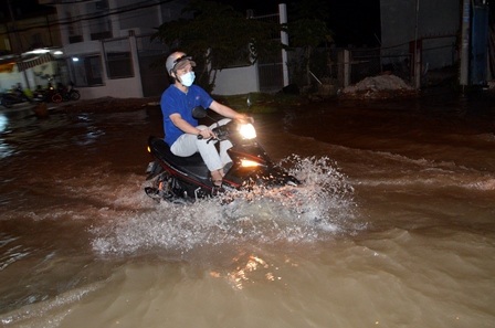 Nhiều khu vực ngập đến nửa xe gắn máy