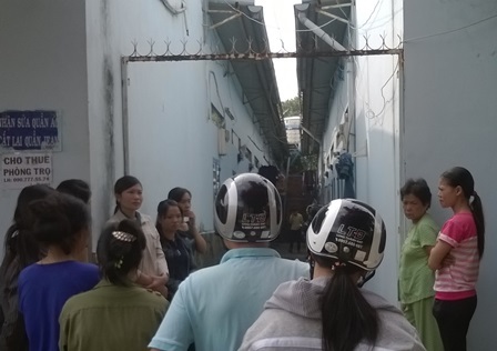 Một công nhân chết bất thường trong phòng trọ - 1 Nhiều người dân tập trung quanh khu nhà trọ để theo dõi vụ việc