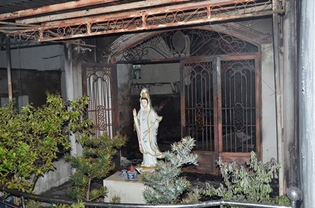 Toàn bộ tầng 2 của ngôi nhà bị cháy rụi