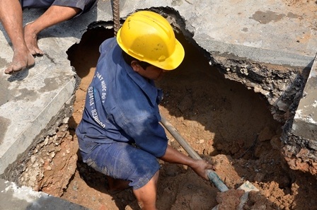 Công nhân đang xử lý 