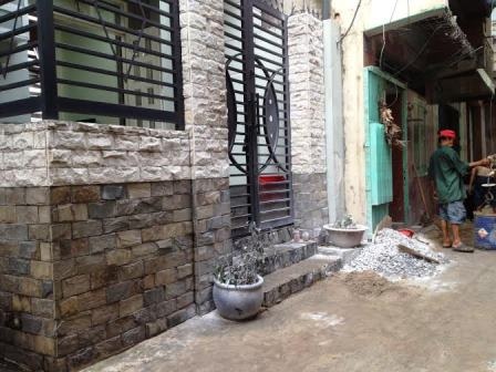 Người đàn ông đổ xăng tự thiêu trước căn nhà khóa trái - 1 Hiện trường nơi ông Há đổ xăng tự thiêu