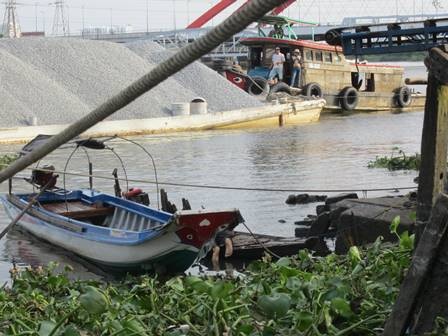 Hiện trường phát hiện người đàn ông tử vong trên ghe