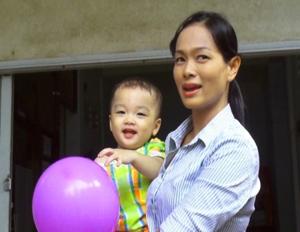 Cháu bé được nhiều người yêu mến