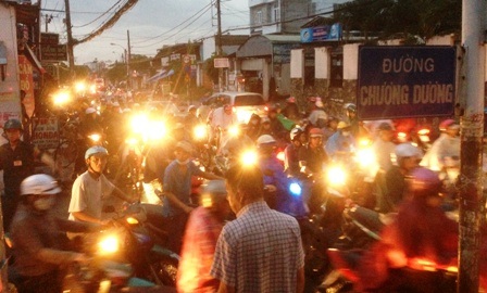 Kẹt xe nghiêm trọng trên đường Kha Vạn Cân