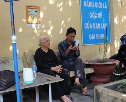 Hai người xưng là thân nhân cháu bé đến UBND phường 1, quận 8 xin nhận lại cháu bé