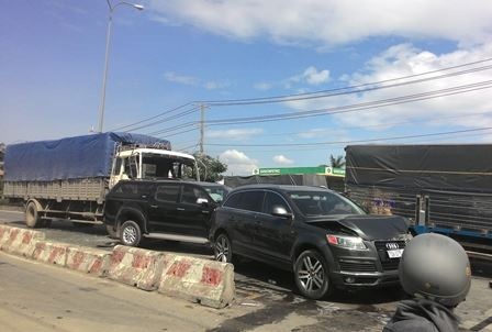 Xe tải “đại náo” quốc lộ, gần chục ô tô bị vạ lây - 2 Hiện trường vụ tai nạn