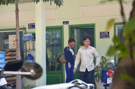 Vân cùng người cậu đến UBND phường 1, quận 8 làm thủ tục xin nhận lại con