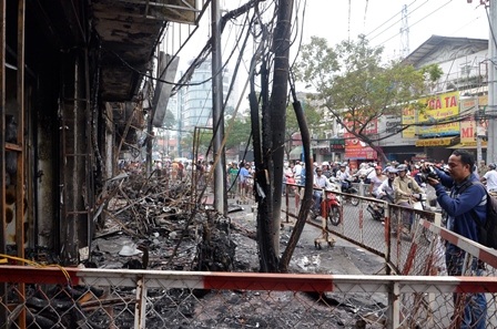 Cả dãy phố sầm uất biến thành đống đổ nát.