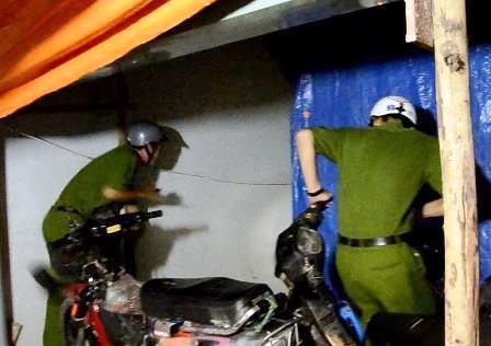 Nửa đêm theo chân công an thu gom người nghiện lang thang - 10 Một đối tượng phát hiện lực lượng chức năng đã bỏ chạy