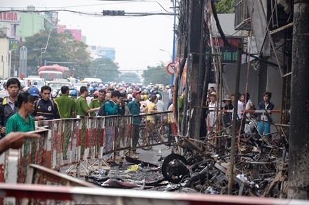 Cả dãy phố sầm uất biến thành đống đổ nát.