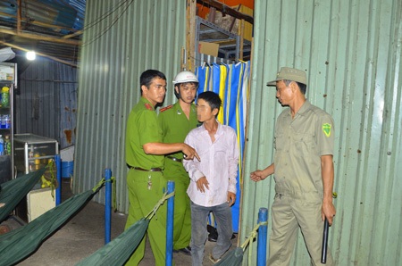 Nửa đêm theo chân công an thu gom người nghiện lang thang - 11 Thêm một trường hợp nghi vấn