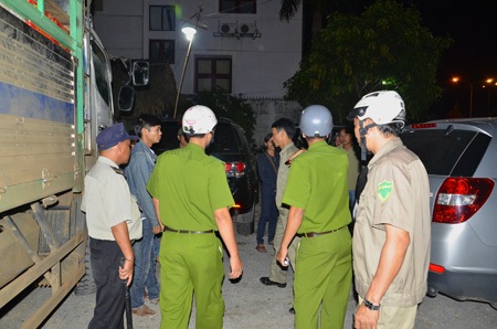 Nửa đêm theo chân công an thu gom người nghiện lang thang - 12 Trong số các đối tượng bị gom về trụ sở có cả nữ giới