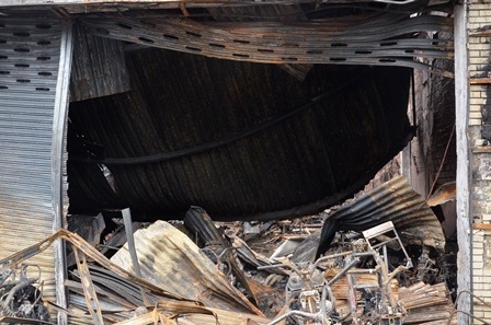 Mái tôn cửa hàng xe gắn máy bị đổ sập