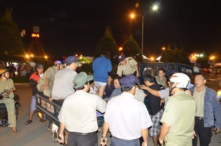 Nửa đêm theo chân công an thu gom người nghiện lang thang - 13 Trong số các đối tượng bị gom về trụ sở có cả nữ giới