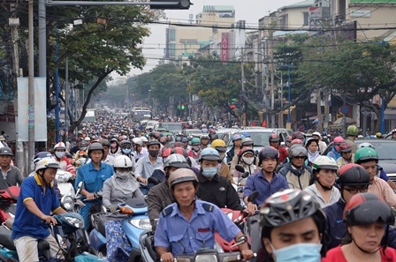 Giao thông trên đường Trần Quốc Thảo kẹt cứng trong sáng nay.