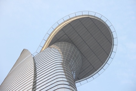 Sân đỗ trực thăng Helipad (tầng 52), nơi lắp đặt các ống pháo