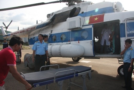 Chuyển cán vào để đưa nạn nhân xuống